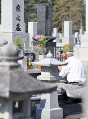 依頼を受け墓の清掃や供花をするシルバー人材センターの会員（１９日、帯広市のつつじヶ丘霊園で。塩原真撮影）