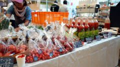 野菜や加工品など１００種類以上の商品が並ぶ
