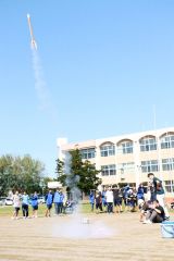 モデルロケットの打ち上げに挑戦する生徒たち