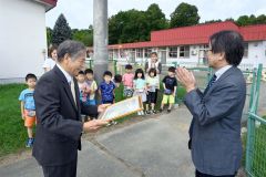 白木理事長（右）から感謝状を受け取った猪子社長