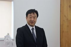 あいさつする石川社長