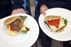 みのり祭りで「ジンギスカンバーガー」発売　中学生版浦幌部 2