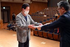 「８０２０運動」で表彰される山本さん（左）
