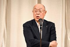 乾杯のあいさつを述べる西江副会長