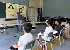 ２次性徴について講話する高田さんと真剣に学ぶ児童（町保健福祉課提供）