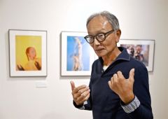 作品について語るトシ矢嶋さん（塩原真撮影）