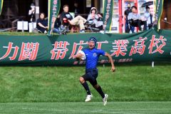 【１回戦・帯工―羽幌・芦別・富良野】後半１分、相手のパスをインターセプトした帯工の水野隼が応援席の前を快走する