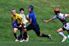 【１回戦・帯工―羽幌・芦別・富良野】後半１分、相手のパスをインターセプトして右ライン沿いを走る帯工の水野隼