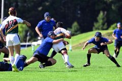 【１回戦・帯工―羽幌・芦別・富良野】激しいタックルで相手の攻撃を防ぐ帯工フィフティーン