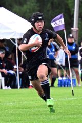 【１回戦・遠軽―湧別】右ライン沿いを走る遠軽の朝倉叶兜（帯五中出）