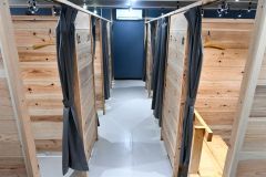 ７月に開設した個別作業場「マイルーム」。常駐する支援員らがカメラを通して見守り、利用者は集中して作業に取り組むことができる