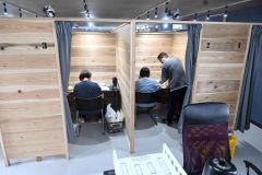 ７月に開設した個別作業場「マイルーム」。常駐する支援員らがカメラを通して見守り、利用者は集中して作業に取り組むことができる