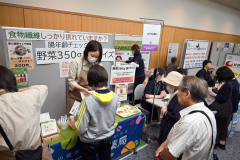 健康やファッションのブースが並ぶ会場