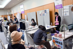 健康やファッションのブースが並ぶ会場