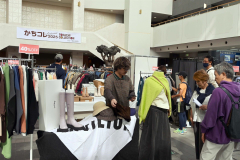 秋のトレンドの商品が並ぶ会場