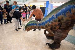 リアルな恐竜に驚く子どもたち