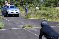 「緊急銃猟」によるクマ駆除の手順などを確認する関係者ら