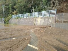 国道３３６号広尾町音調津～ツチウシ間で確認された土砂流入（帯広開発建設部提供）