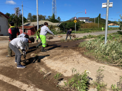 浸水した厚内地区で泥をかき出す町職員