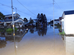 一帯が浸水した浦幌町内の旧浦幌高校付近（２１日午前５時ごろ、円子紳一通信員撮影）