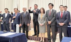 団結ガンバローコールをする勝部新代表（中央）ら