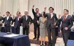 団結ガンバローコールをする勝部新代表（中央）ら
