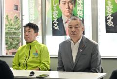 会見する井上新代表（右）と山崎幹事長