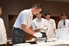 モッツァレラ作りに挑戦する生徒たち
