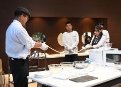 高校生がチーズの違いを学ぶ　明治が共創プロジェクトを開催