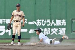 【Ａブロック１回戦・帯農―帯緑陽】帯緑陽は６回、２死三塁から中捨一朗が適時内野安打で一塁にヘッドスライディングする