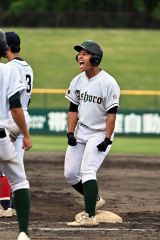 【Ａブロック１回戦・足寄－帯大谷】足寄の９回、間舩一歩は２死から同点となる左前打を放ち一塁上で喜ぶ