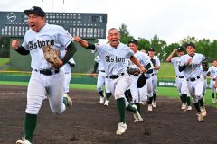 【Ａブロック１回戦・足寄－帯大谷】最終回の大逆転劇で勝利し喜ぶ足寄の選手たち