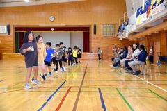 ＪＩＣＡ研修員９人の前でダンスを披露する陸別小の児童
