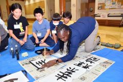 陸別小の児童と書道など文化交流を図ったＪＩＣＡ研修員