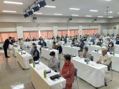 長寿の祝い金が贈呈される参加者ら