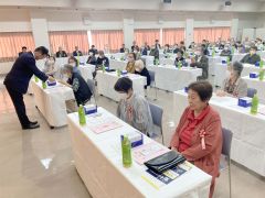 長寿の祝い金が贈呈される参加者ら