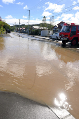 大雨で排水が追いつかず浸水した浦幌町北栄団地（２１日午前９時半ごろ、澤村真理子撮影）