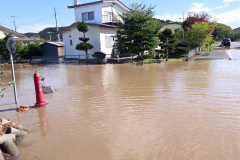 大雨で排水が追いつかず浸水した浦幌町北栄団地（２１日午前９時半ごろ、澤村真理子撮影）