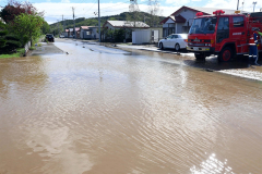 大雨で排水が追いつかず浸水した浦幌町北栄団地（２１日午前９時半ごろ、澤村真理子撮影）
