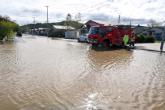 大雨で排水が追いつかず浸水した浦幌町北栄団地（２１日午前９時１０分ごろ、澤村真理子撮影）