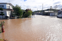 大雨で排水が追いつかず浸水した浦幌町北栄団地（２１日午前９時１０分ごろ、澤村真理子撮影）