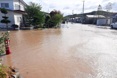 大雨で排水が追いつかず浸水した浦幌町北栄団地（２１日午前９時１０分ごろ、澤村真理子撮影）