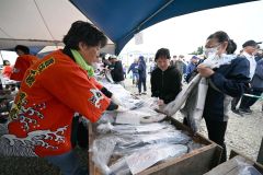 最多１万７０００人　豊頃味わう産業まつり～写真特集