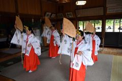 神事の後に行われた「浦安の舞」。小学生４人が華麗な舞を披露した