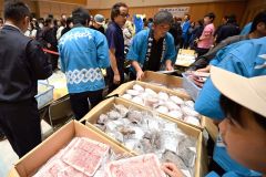 大樹産牛肉を買い求める客でにぎわう会場（２１日午前９時半ごろ、須貝拓也撮影）