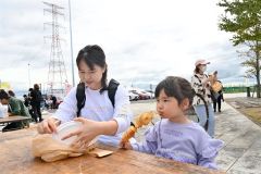 十勝産ジャガイモを使ったメニューを頬張る子ども