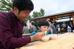 十勝産ジャガイモを使ったメニューを頬張る子ども
