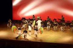 音楽隊の演奏に合わせて旗を振るカラーガード隊