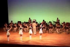 音楽隊の演奏に合わせてドリル演奏するカラーガード隊