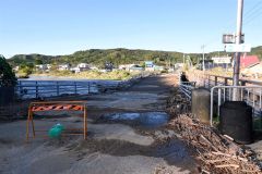 大雨で橋脚が削られた厚内橋